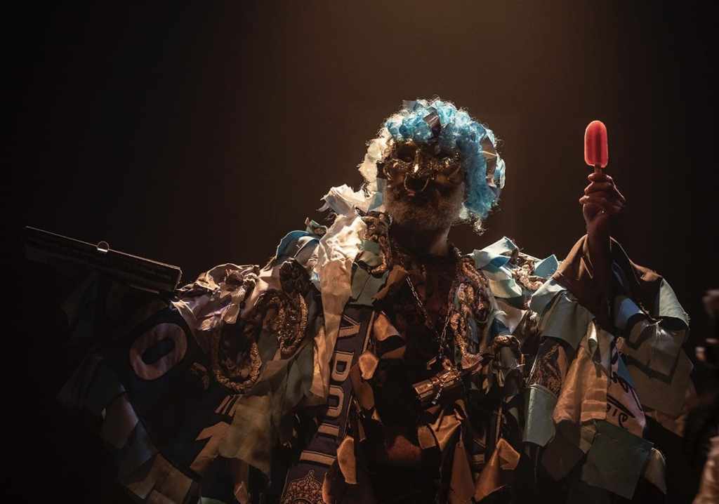 Spogliare lo stereotipo vestendo i corpi, la contro-narrazione di un&nbsp;costumista